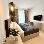 Skyline Seafront Penthouse Apartment *
