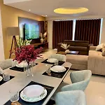 Skyline Seafront Penthouse Apartment *