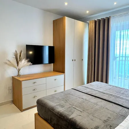 Skyline Seafront Penthouse