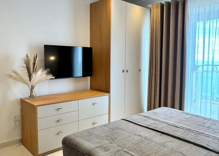 Skyline Seafront Penthouse